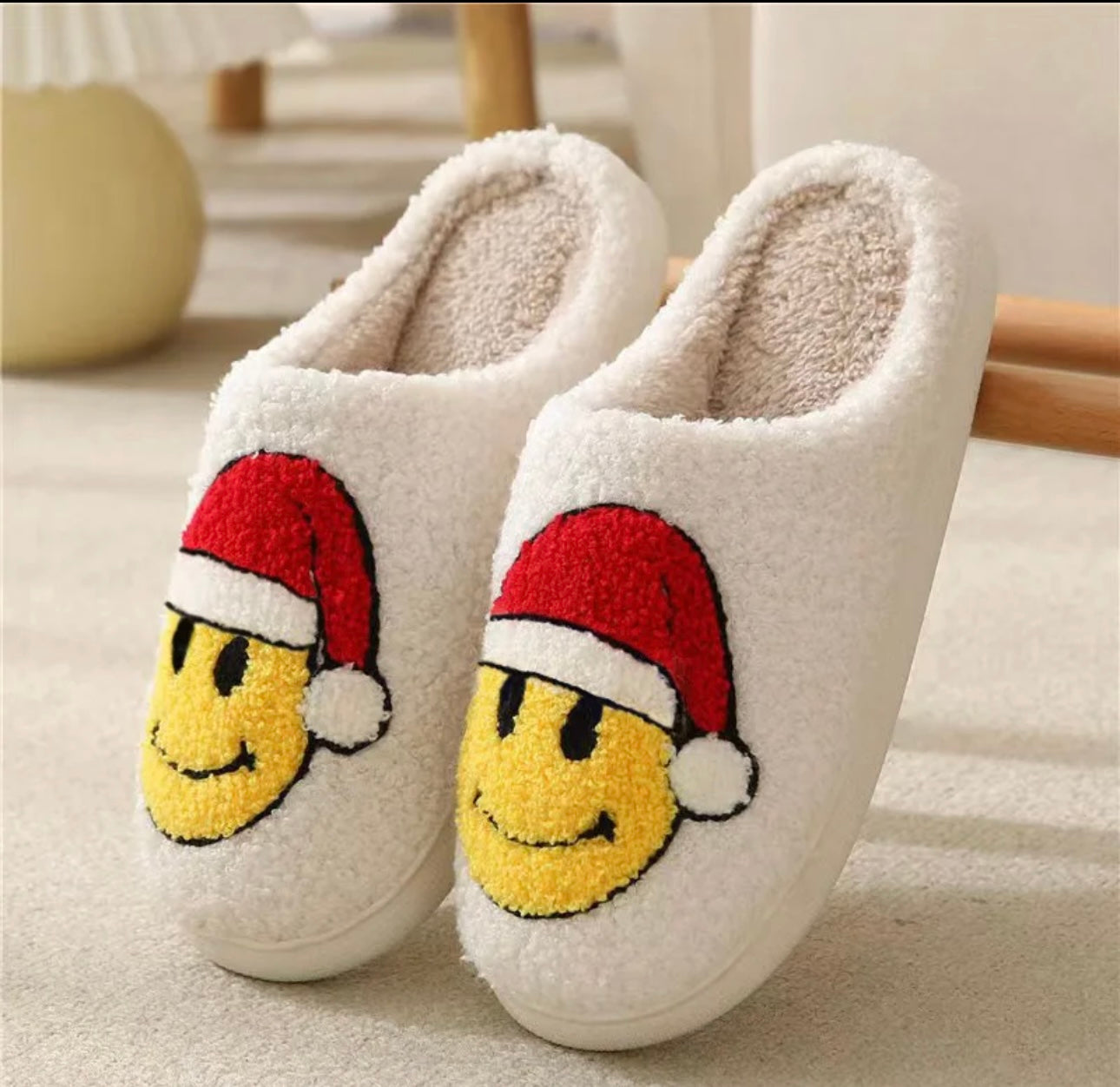 HAPPY FACE SANTA SLIPPERS 🎅🏼
