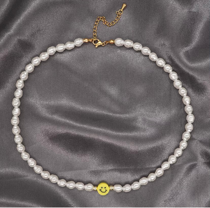 SIMPLE HAPPY FACE FRESH WATER PEARL NECKLACE